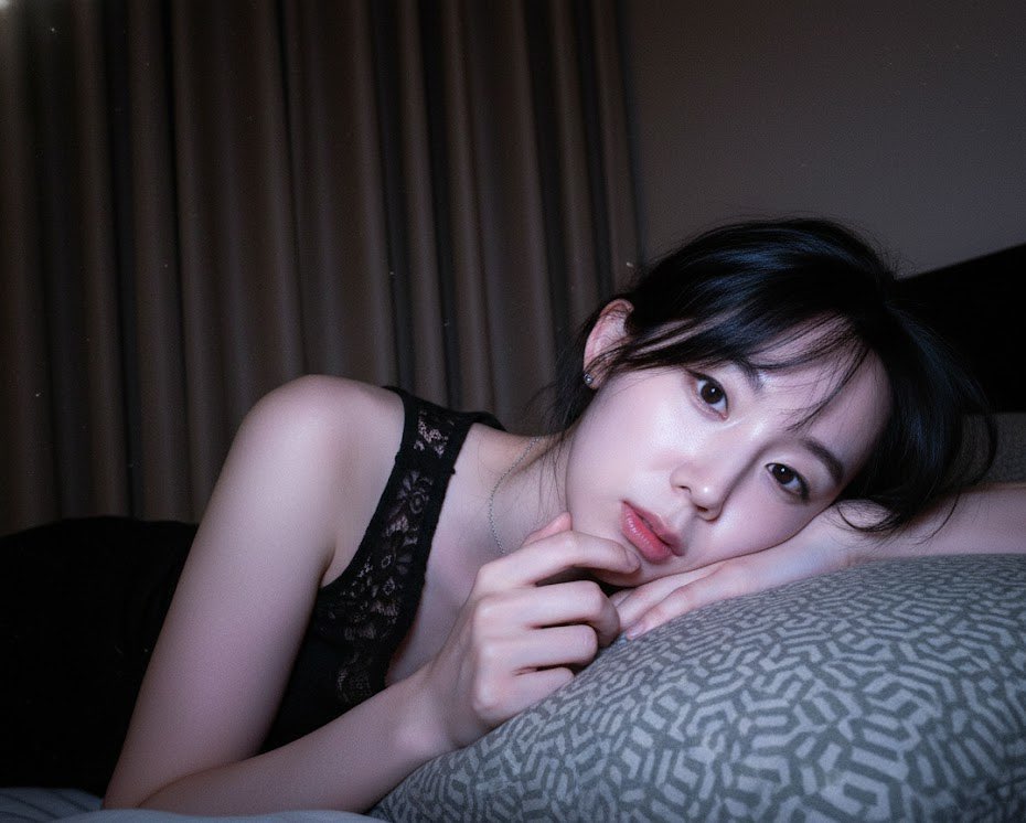 Low-Light Bedroom Selfie Prompt for Nano Banana/Gemini Pro
